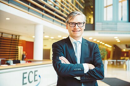 Auf dem Bild ist Alexander Otto zu sehen, im Eingangsbereich des ECE-Gebäudes